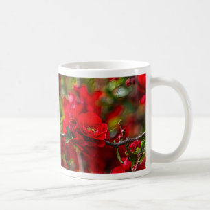 Tasse de café décorée d'une branche de cognassier