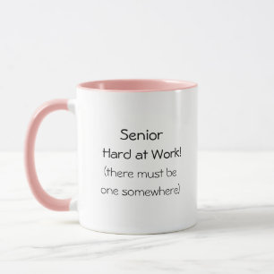 Tasse de café drôle de citation de senior au trava