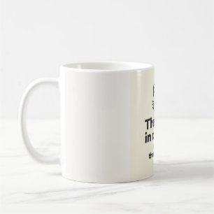 Tasse de café drôle sur le chat qui est aux comman