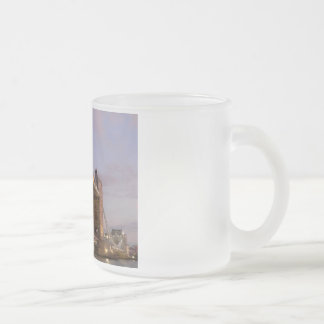 Tasse de café givrée par pont de tour