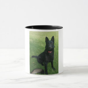 Tasse de café noire de berger allemand