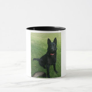 Tasse de café noire de berger allemand