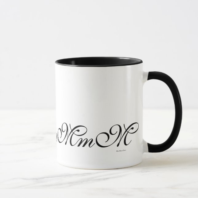 Tasse de café noire de motif de l'initiale M de (Droite)