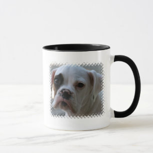 Tasse de café observée par noir de chien de boxeur