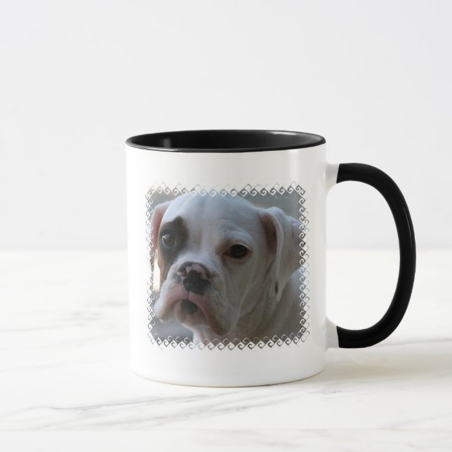Tasse de café observée par noir de chien de boxeur (Droite)