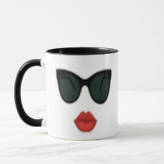Tasse de café rouge de patron de lèvre de fille de