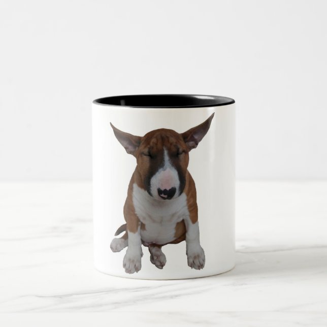 Tasse de café somnolente de chiot de bull-terrier (Centre)