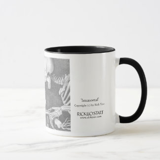 Tasse de café, squelette sur le vélo chassant une