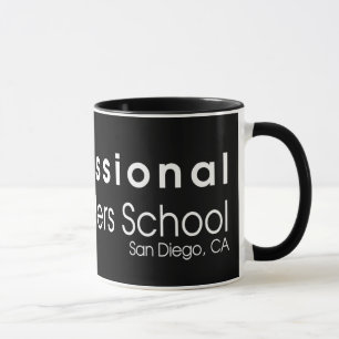 Tasse de café tenante le bar professionnelle
