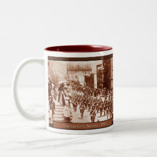Tasse de café vintage de défilé de Virginia City