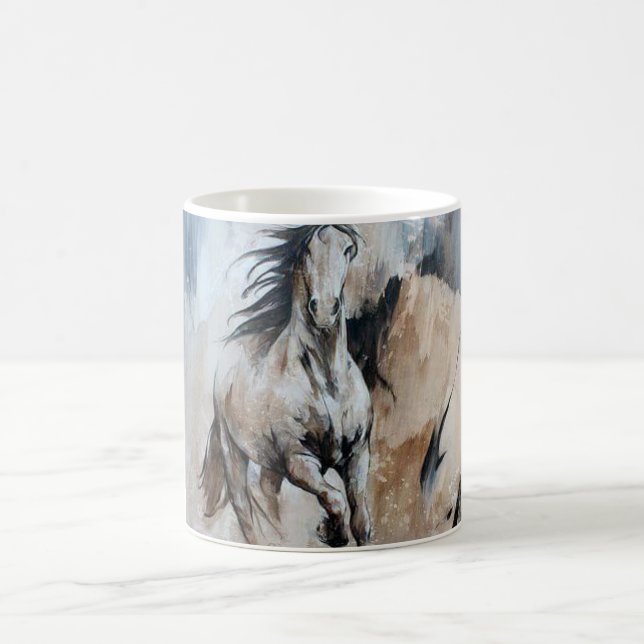 Tasse de cheval avec le décret d'image à la main (Centre)