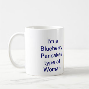 Tasse de femme de crêpes de myrtille