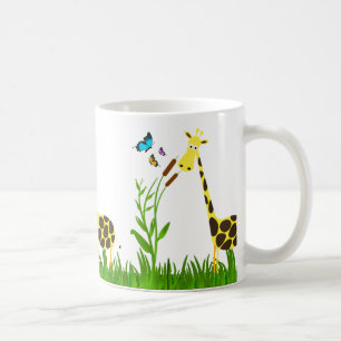 Tasse de la girafe mignonne dans le jardin