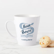 Tasse de latte reliée à un livre