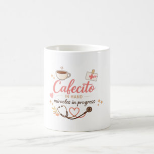 Tasse de l'infirmière latina Cafecito en main Mira