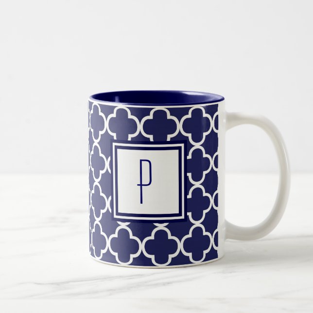 Tasse de monogramme de Quatrefoil de bleu marine (Droit)