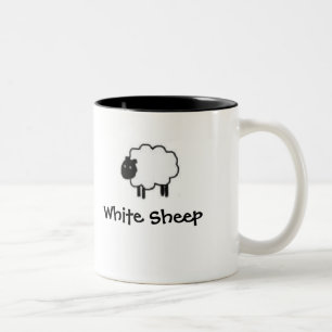 Tasse de moutons noirs de moutons blancs
