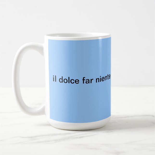 tasse de niente lointain de dolce de l'IL (Gauche)