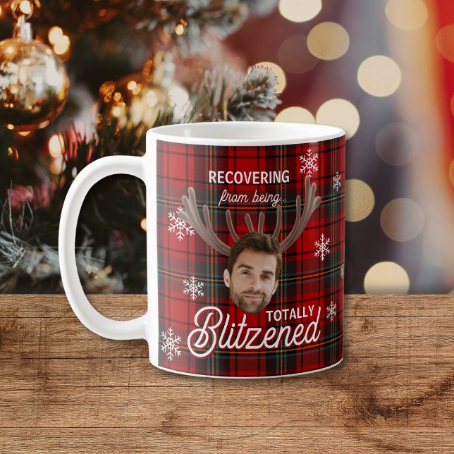Tasse de Noël drôle et personnalisée avec visage e (A funny red plaid Christmas mug featuring snowflakes, reindeer antlers, and your custom face saying)