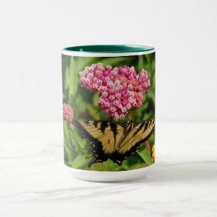 Tasse de papillon avec des fleurs de milkweed