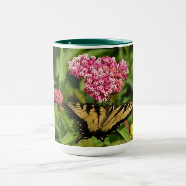 Tasse de papillon avec des fleurs de milkweed (Centre)