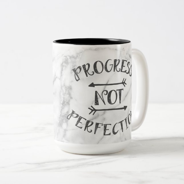 Tasse de perfection de progrès pas - arrière - (Devant droit)