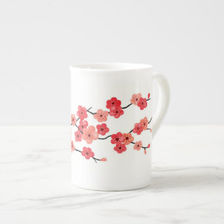Tasse de porcelaine tendre de fleurs de cerisier
