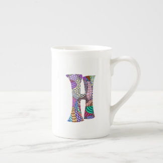 Tasse de porcelaine tendre de la lettre H de