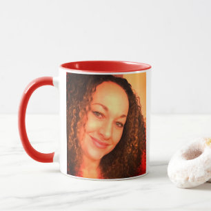 Tasse de Rachel Dolezal avec la poignée rouge