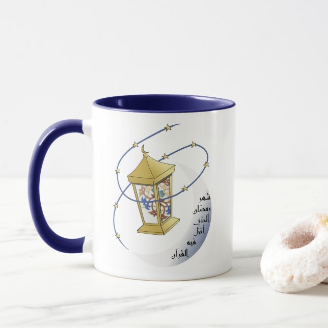 Tasse de Ramdan avec la calligraphie arabe et le (Avec donut)
