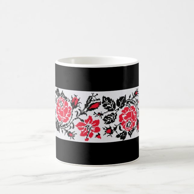Tasse de roses rouges de broderie de Vyshyvanka (Centre)