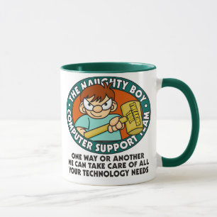 Tasse de technologie d'ordinateur de garçon vilai