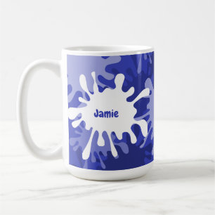 Tasse de thé avec éclaboussure de peinture bleue a