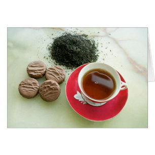 Tasse de thé noir avec des biscuits de chocolat