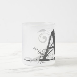 Tasse décorée d'un monogramme de "A" -