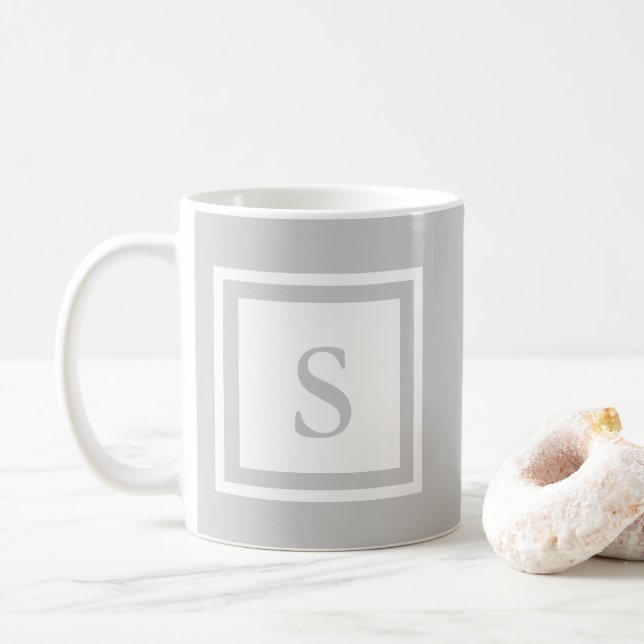 Tasse décorée d'un monogramme - gris et blanc (Avec donut)
