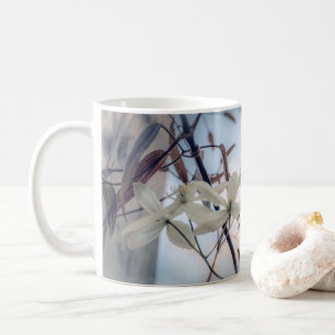 Tasse der Blume White Clematis