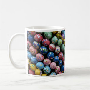 Tasse der handbemalten Ostereier