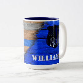 Tasse der Holzplanken mit der dünnen blauen Linie