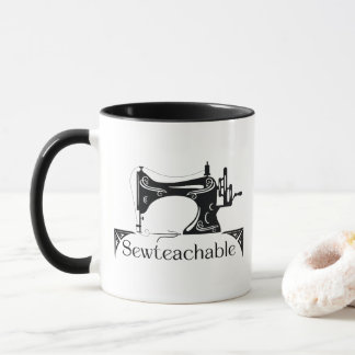 Tasse der Nähmaschine mit Vintager Nähmaschine