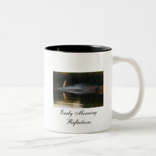 Tasse der Reflektionen am frühen Morgen
