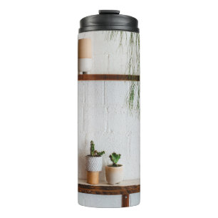 TASSE DER WEISSEN KERAMIK AUF DEM BROWHOLZTISCH
