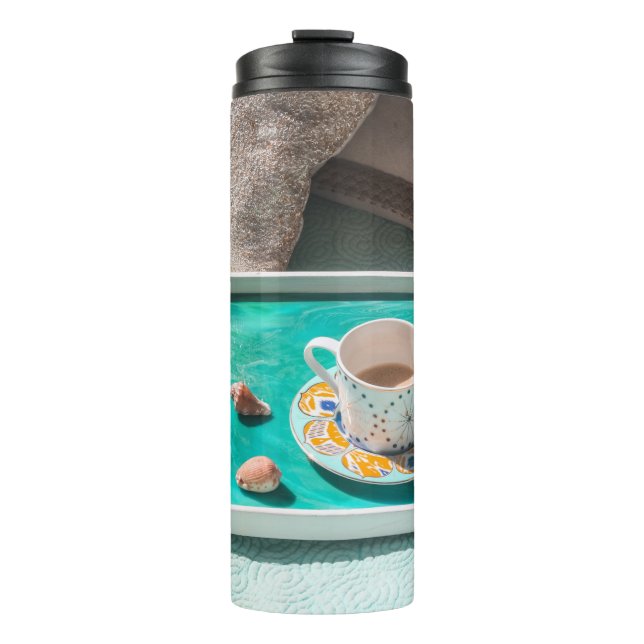 Tasse der weißen Keramik auf weißem Serviertablett (Vorderseite)