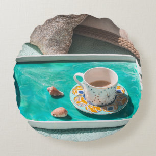Tasse der weißen Keramik auf weißem Serviertablett Rundes Kissen