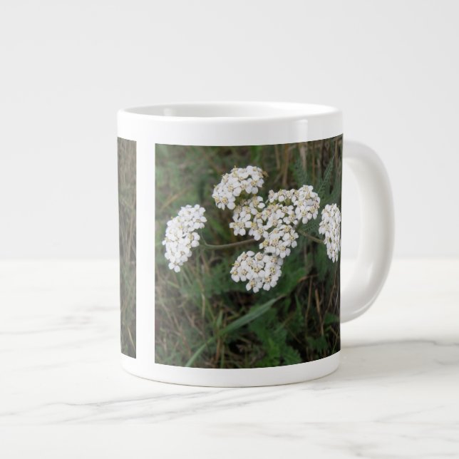 Tasse der weißen Wildblumen (Vorderseite Rechts)