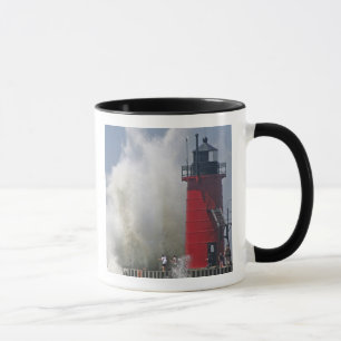 Tasse Des gens sur la jetée regardent de grosses vagues 