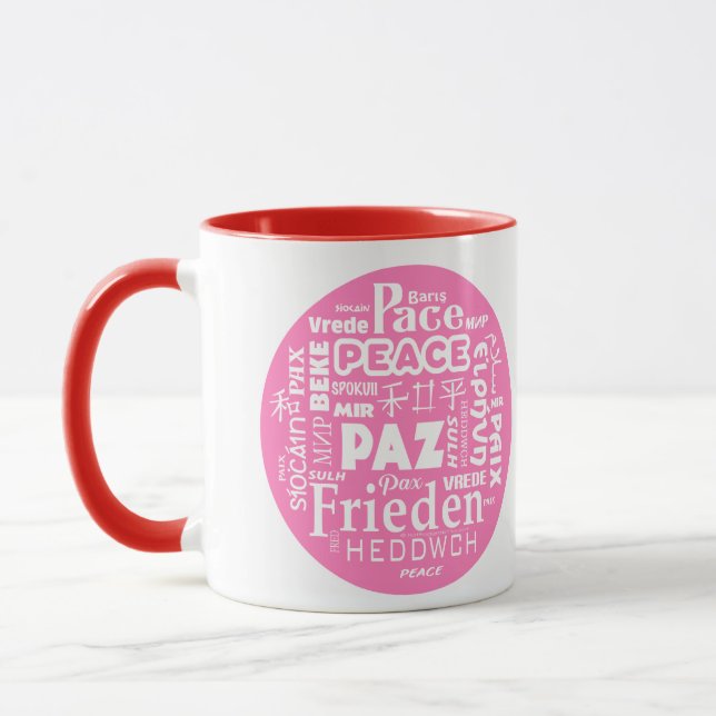 Tasse des Kaffees in mehreren Sprachen (Links)