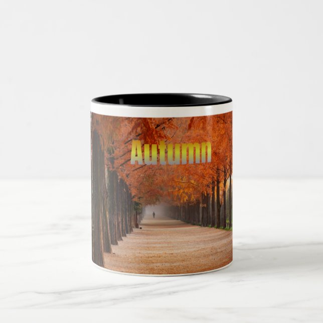 Tasse des Kaffees mit dem schönen Thema Herbst (Mittel)