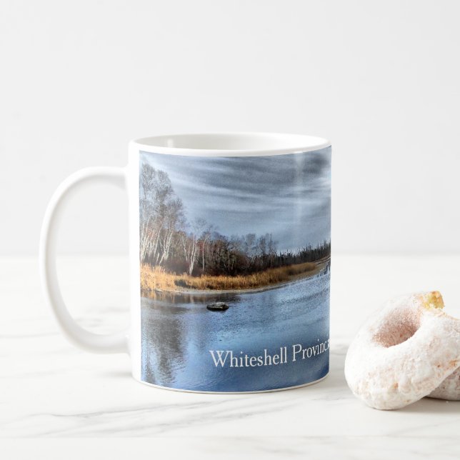 Tasse des Kaffees vom Herbst Whiteshell Fluss (Mit Donut)