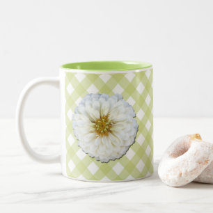 Tasse des Kaffees - Weißes Zinnia auf Gitter